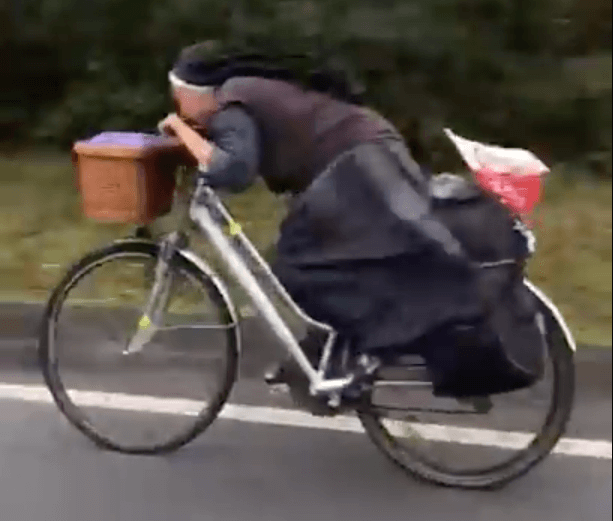 nonne auf fahrrad