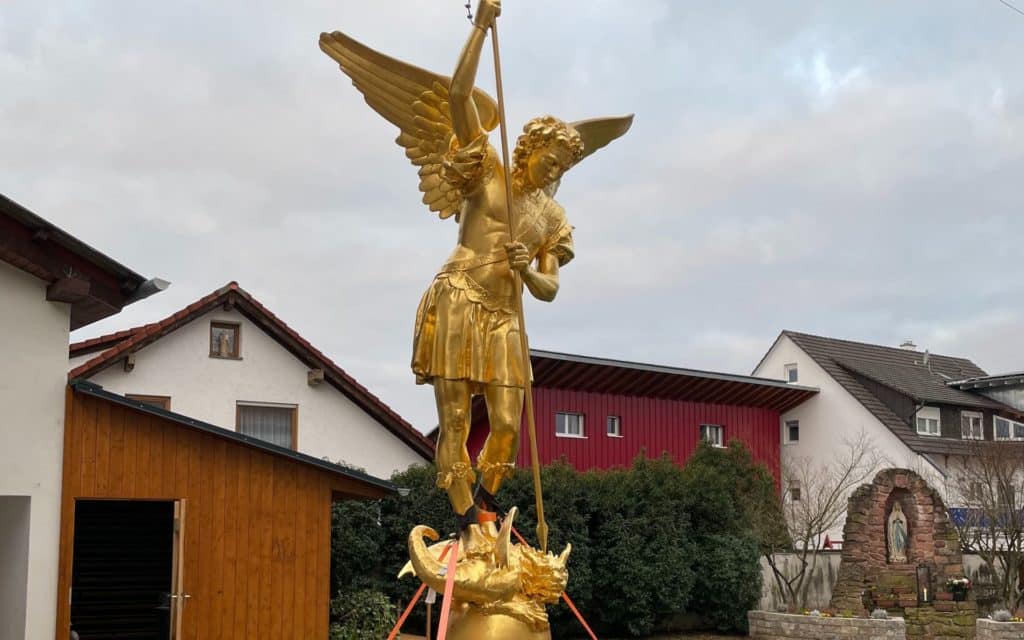 Die renovierte Kirchturmspitze von St. Michael in Rheinhausen